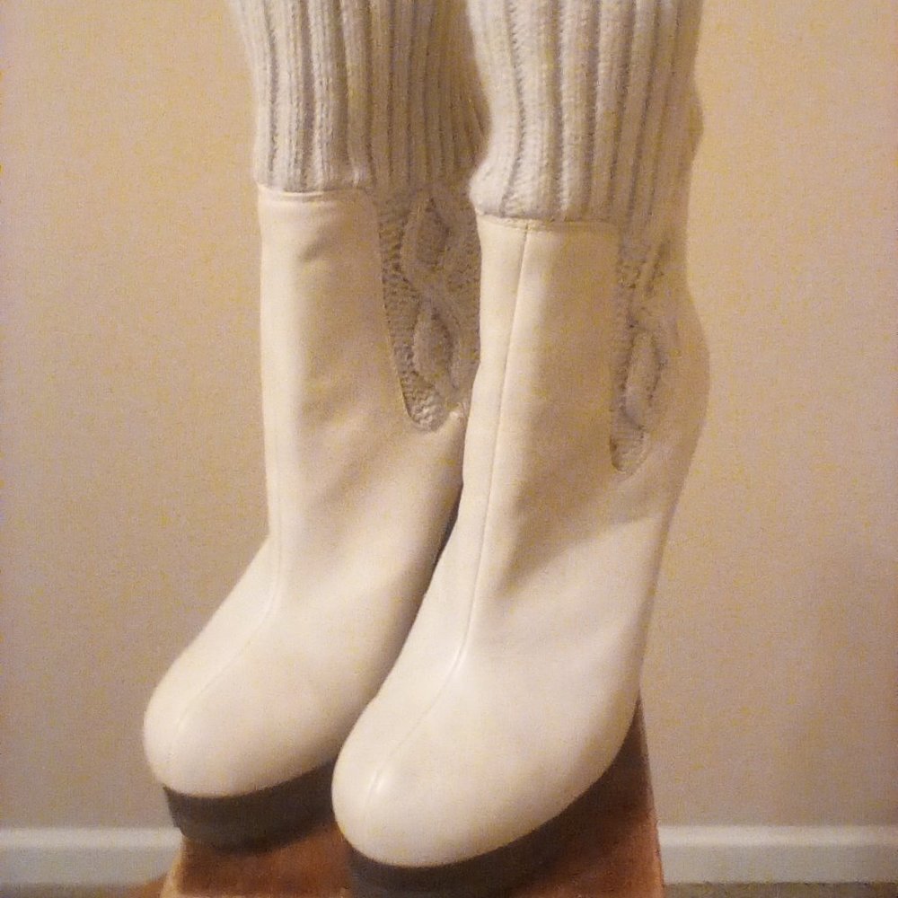 JLO BOOTS Size 7M Beige\Cream in color